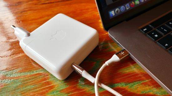 맥북프로 16형 등 정격 출력이 25W를 넘는 어댑터를 연결하면 아이폰15을 25W로 충전 가능하다.. (사진=지디넷코리아)