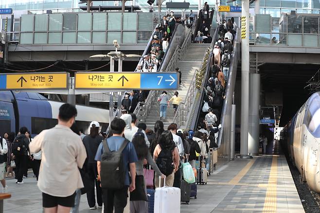 추석 연휴 마지막 날인 10월 3일 오후 서울역 승강장으로 돌아온 탑승객들이 역사를 빠져 나가고 있다. / 장련성 기자