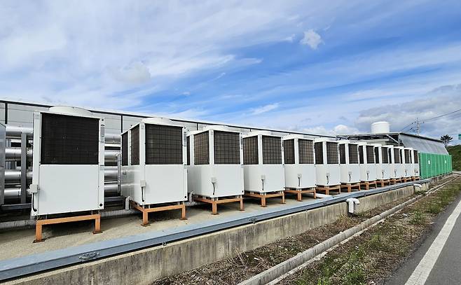 에어컨 실외기를 닮은 이 장비는 공기열을 열원으로 사용해 냉난방 및 급탕을 할 수 있는 '공기열 히트펌프'이다. /윤희훈 기자