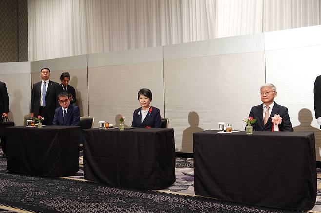 3일 주일본 한국대사관 주최로 도쿄의 한 호텔에서 열린 한국 국경일 행사에 윤덕민(오른쪽) 주일 한국대사와 가미카와 요코(가운데) 일본 외무상, 고노 다로(왼쪽) 일본 디지털상이 참석해 있다. /도쿄 연합뉴스