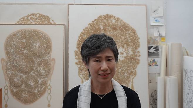 선(線)을 필생의 화두로 삼아 작품에서 기운생동(氣韻生動)을 표현해내는 한국화가 혜명 김성희 교수(서울대 동양화과).