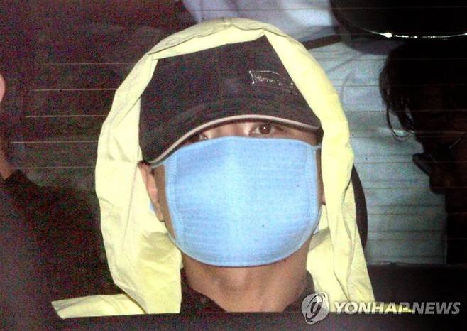 서울지역 부유층 노인 및 전화방, 출장마사지 여성을 연쇄살인 암매장한 유영철씨가 18일 오전 사체를 암매장한 서울 봉원사 인근 안산계곡에 도착하고 있다./배재만/사회/ 2004.7.18. (서울=연합뉴스) scoop@yna.co.kr