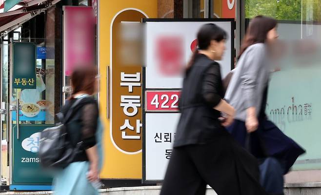 (서울=뉴스1) 김성진 기자 = 지난달 서울 아파트 상승 거래 비중이 22개월 만에 최고치를 기록한 것으로 나타났다. 27일 부동산 플랫폼 직방에 따르면 지난 8월 서울에서 거래된 아파트 중 직전 거래가보다 1% 이상 상승한 가격에 거래된 건은 전체의 52.90%로 집계됐다. 2021년 10월 이후 가장 큰 상승 거래 비중이다. 사진은 서울 송파구에 위치한 부동산중개업소 밀집 지역. 2023.9.27/뉴스1 /사진=뉴스1화상