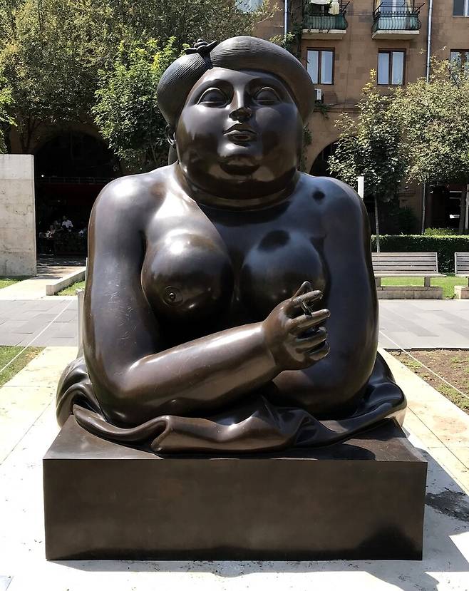 페르난도 보테로 ‘담배 피우는 여자’, 1987.