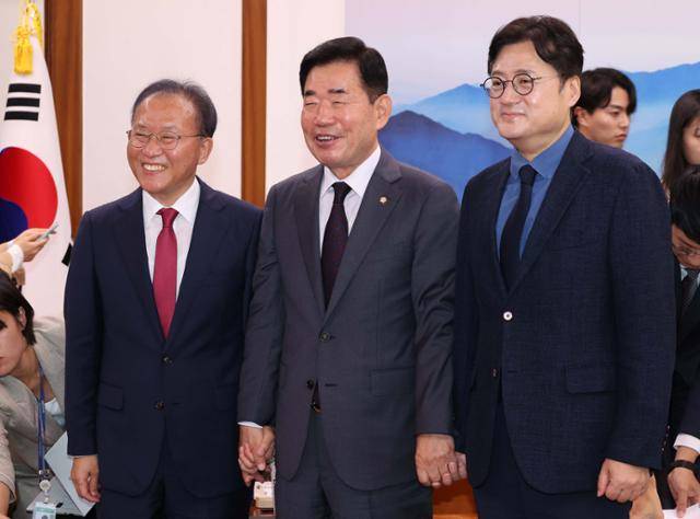 김진표(가운데) 국회의장이 지난달 27일 서울 여의도 국회에서 윤재옥(왼쪽) 국민의힘 원내대표, 홍익표 더불어민주당 원내대표와 회동을 하고 있다. 뉴스1