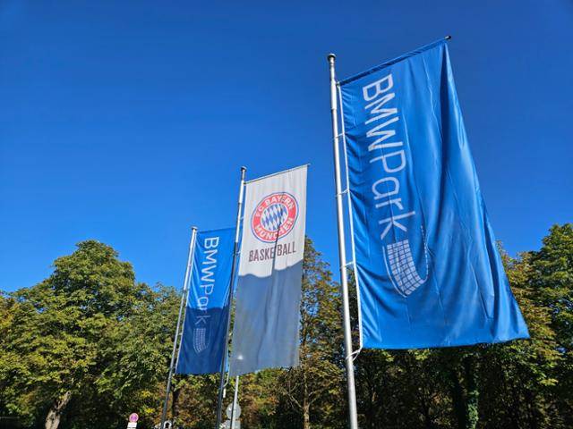 지난달 7일(현지시간) 독일 뮌헨 바이에른 뮌헨 프로농구팀 홈구장 'BMW 파크'에서 구단과 BMW의 깃발이 함께 펄럭이고 있다. 뮌헨=김형준 기자