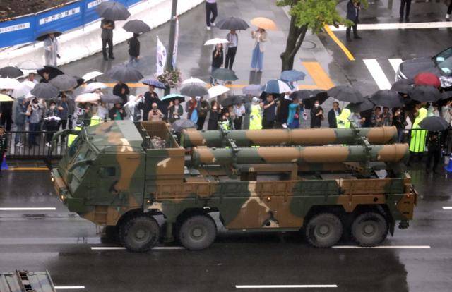 건군 75주년 국군의 날 기념행사가 열린 지난달 26일 시가행진에서 지대지미사일 '현무'가 이동하고 있다. 연합뉴스