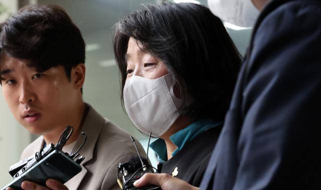 윤미향 무소속 의원이 9월 20일 서울 서초구 서울고등법원에서 열린 정의기억연대 후원금 횡령 혐의 관련 2심 선고 공판에 출석해 징역 1년 6개월에 집행유예 3년을 선고받은 후 법정을 나서고 있다. 뉴스1