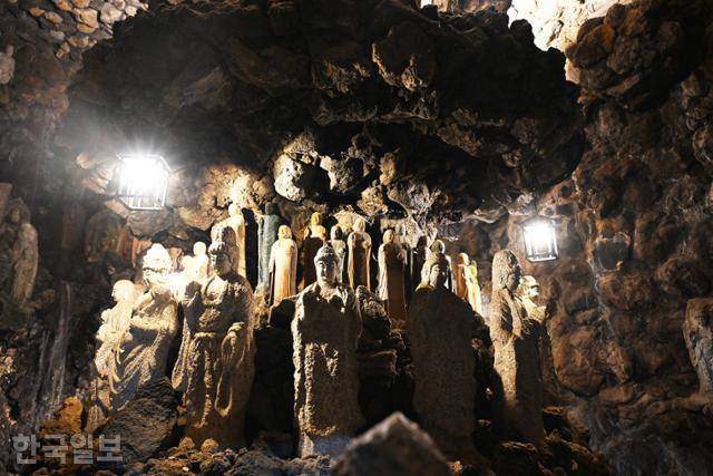 히로시마현 이쿠치 섬 전통 사찰 고산지의 '천불동'. 희망의 언덕(The Hill of Hope) 바로 아래에 위치한다.