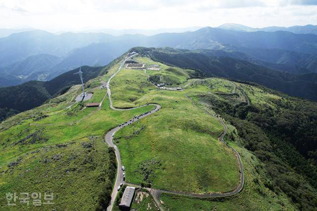 에히메현 시코쿠카르스트는 해발 1,000m가 넘는 고원 평원이다. 지표면에 노출된 카르스트지형 주변에 목장이 조성돼 있어 풍광이 시원하다.