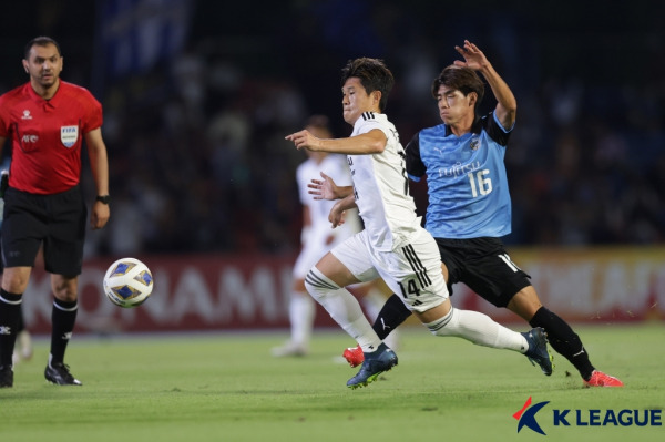 볼 경합을 펼치고 있는 울산 현대 이동경. 사진=프로축구연맹