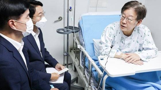 이재명 더불어민주당 대표가 28일 오전 서울 중랑구 녹색병원에서 조정식 사무총장(사진 왼쪽에서 두 번쨰), 이해식 사무부총장과 강서구청장 보궐선거 관련 대화를 하고 있다. 강정현 기자