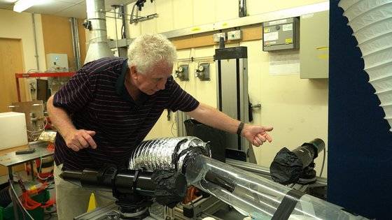 지난 7월 18일 영국 케임브리지대 공과대학 내 위치한 실험실에서 휴 헌트 교수가 '해양 구름 표백' 실험 장비의 레이저가 작동하는 방식을 설명하고 있다. 케임브리지=이가람 기자