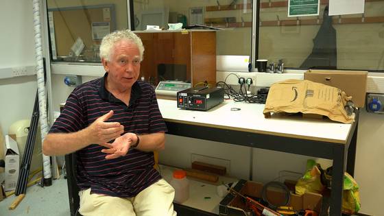 지난 7월 18일 영국 케임브리지대 공과대학에서 휴 헌트 교수가 기자에게 '해양 구름 표백'의 원리에 대해 설명하고 있다. 케임브리지=이가람 기자