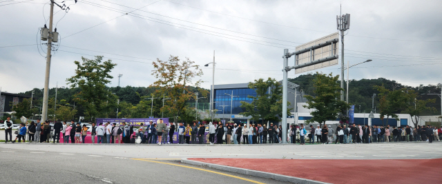 ▲ 추석 연휴기간 철원 한탄강 주상절리길을 방문하려는 관광객들이 종합운동장 임시주차장에서 줄지어 셔틀버스를 기다리고 있다.