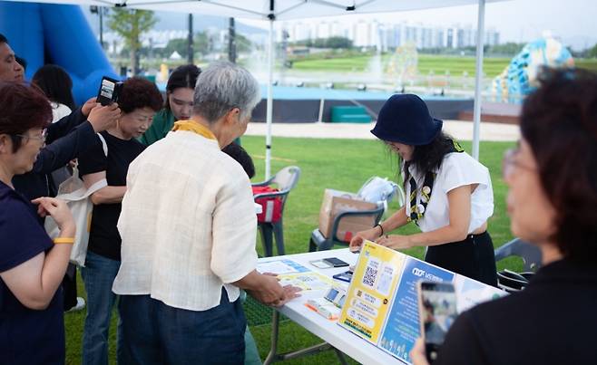 ▲남도영화제 사전상영회 수라 감독 현장이벤트 사진: 전라남도