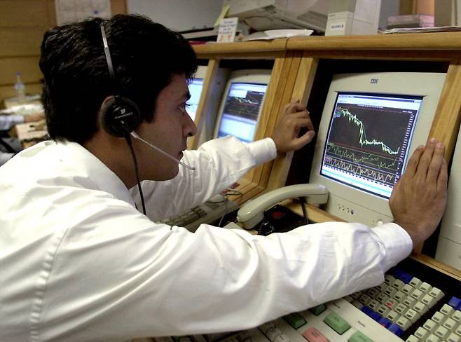 한 증권사 직원이 인도 루피화 차트를 보고 있다.   /로이터