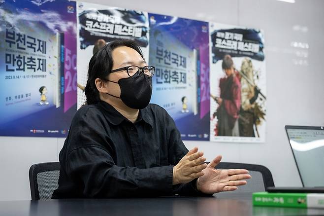 이하진 작가가 부천국제만화축제가 열리고 있는 한국만화영상진흥원에서 경향신문과 인터뷰를 하고 있다.  부천국제만화축제 제공