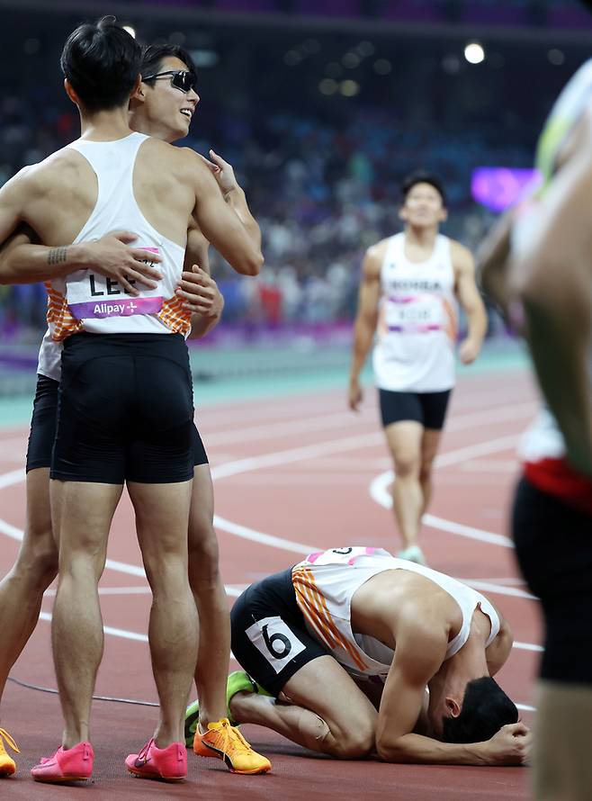 3일 중국 항저우 올림픽 스포츠센터에서 열린 2022 항저우 아시안게임 남자 400ｍ 계주 결선에서 동메달을 차지한 대한민국 선수들이 기뻐하고 있다. 2023.10.3 연합뉴스