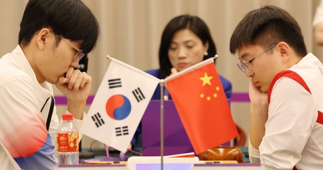 한국 남자 바둑대표팀 신진서 9단(왼쪽)이 3일 중국 저장성 중국기원 분원에서 열린 항저우아시안게임 바둑 남자단체 결승전에서 중국 양딩신(오른쪽)과 대국하고 있다. 연합뉴스