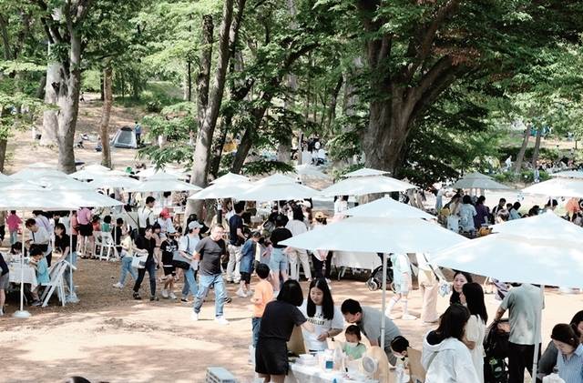 경기상상캠퍼스에서 시민들이 플리마켓 등을 즐기고 있다. 경기문화재단 제공