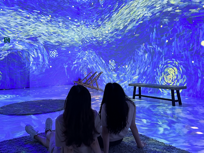 반 고흐: 몰입형 체험 전시 관람객들. /사진= 강예신 여행+ 기자
