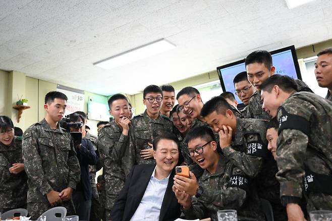 [연천=뉴시스] 윤석열 대통령이 1일 경기도 연천군 육군 제25사단 한 소초에서 열린 간담회에서 장병 가족들과 영상통화를 하고 있다. (사진=대통령실 제공) 2023.10.01. *재판매 및 DB 금지