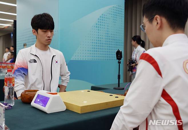 [항저우=뉴시스] 고승민 기자 = 3일 중국 항저우 기원에서 열린 2022 항저우 아시안게임 남자 바둑 단체전 결승 한국 대 중국 경기, 중국 자오천위에 맞서는 한국 김명훈이 수를 생각하고 있다. 2023.10.03. kkssmm99@newsis.com