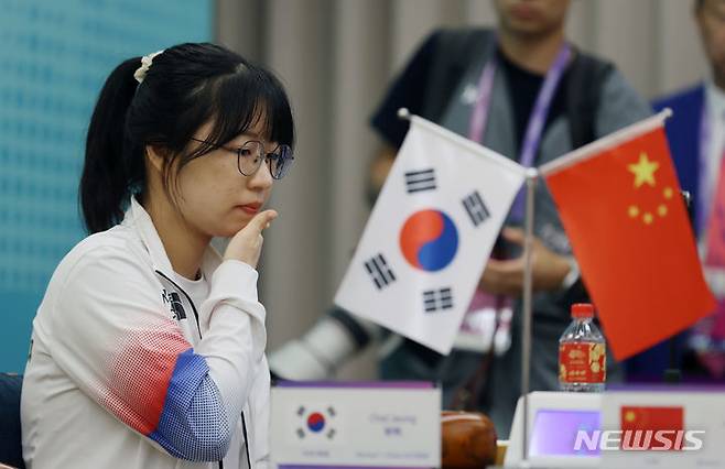 [항저우=뉴시스] 고승민 기자 = 3일 중국 항저우 기원에서 열린 2022 항저우 아시안게임 여자 바둑 단체전 결승 한국 대 중국 경기, 한국 최정이 중국 리허와 대국을 하고 있다. 2023.10.03. kkssmm99@newsis.com