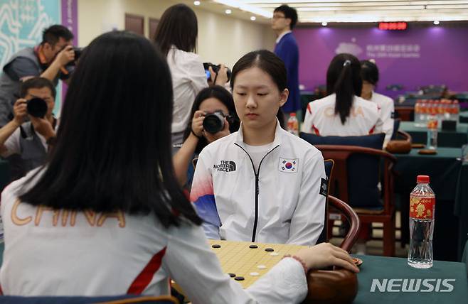 [항저우=뉴시스] 고승민 기자 = 3일 중국 항저우 기원에서 열린 2022 항저우 아시안게임 여자 바둑 단체전 결승 한국 대 중국 경기, 한국 김은지가 중국 우이밍과 대국을 펼치고 있다. 2023.10.03. kkssmm99@newsis.com