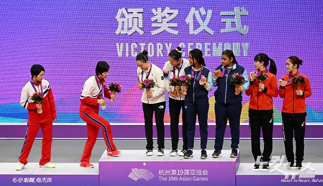 시상대에 올라서는 북한의 차수경, 박수경. 항저우(중국)=황진환 기자