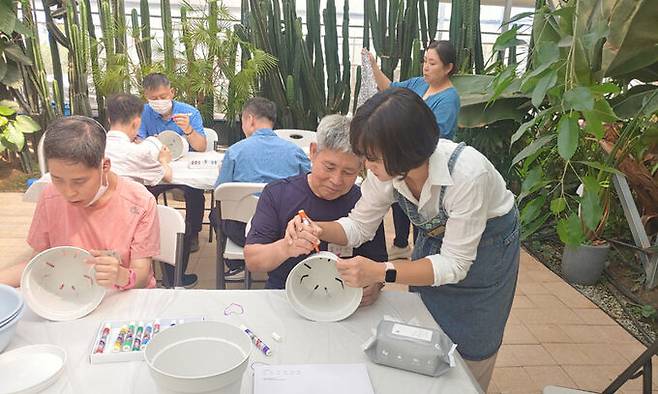 경기도의 한 치유농장에서 장애인들이 활동에 참여하고 있다. 경기도 제공