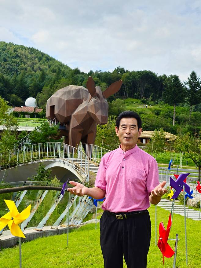 곽달규 이효석문학선양회 이사장이 효석문화제가 열린 지난달 강원 평창군 봉평면 효석문화마을 달빛언덕에서 문화제 사업을 설명하고 있다. 곽 이사장은 효석문화제를 세계적인 문학축제로 만들어 갈 예정이다.