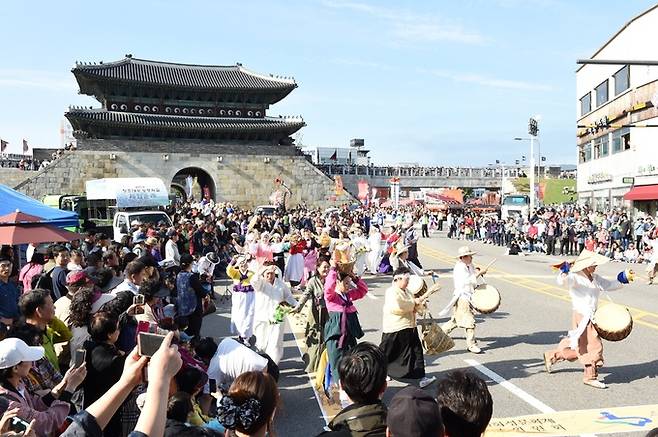 정조대왕 능행차 본행렬에 앞서 흥을 돋우기 위한 길놀이가 열리고&nbsp;있다. 수원시 제공