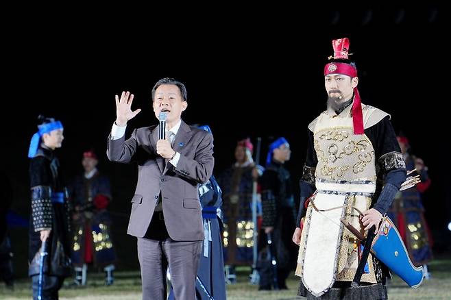 지난해 수원화성문화제에 참석한 이재준&nbsp;시장(왼쪽)이 인사말을 하고 있다. 수원시 제공