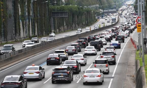 지난해 추석 연휴 마지막 날인 9월 12일 꽉 막힌 서울 서초구 잠원IC 부근 경부고속도로의 풍경. 서울신문DB