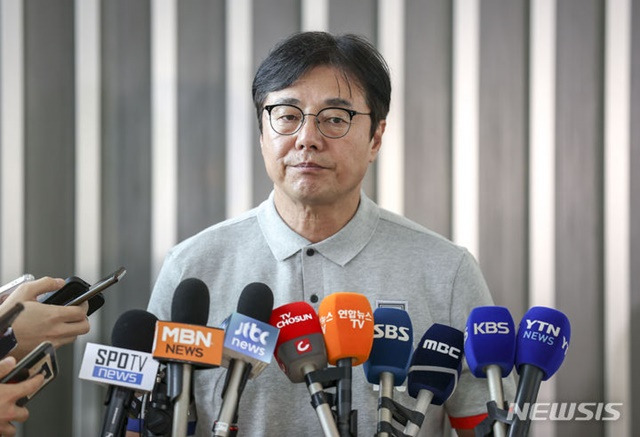 16일 출국 전 인터뷰에 임하는 황선홍 감독. /사진=뉴시스 제공