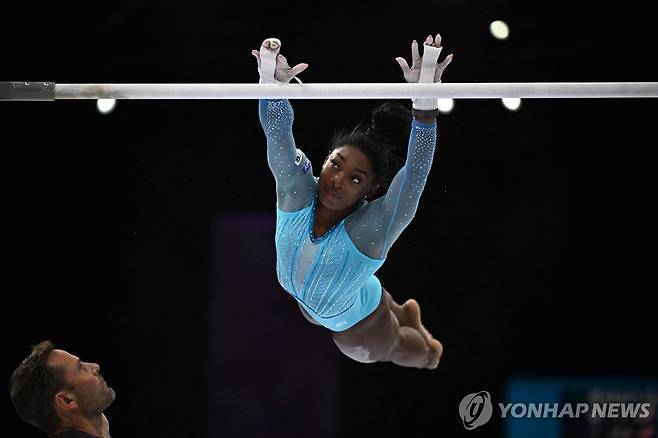 돌아온 체조 여제 바일스의 이단 평행봉 연습 장면  [AFP=연합뉴스 자료사진]