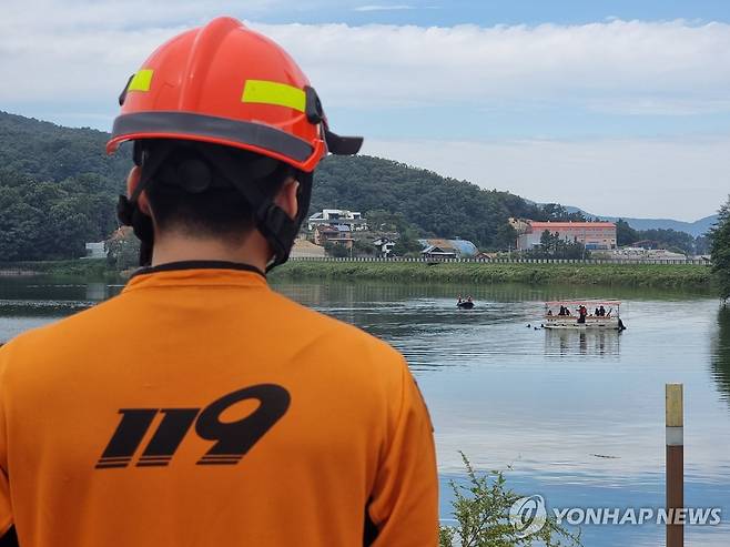 추락 헬기 수색 작업 (포천=연합뉴스) 심민규 기자 = 3일 오전 경기 포천시 고모리저수지에 민간 헬기 1대가 추락해 소방 당국이 수색 작업을 하고 있다.2023.10.3 wildboar@yna.co.kr