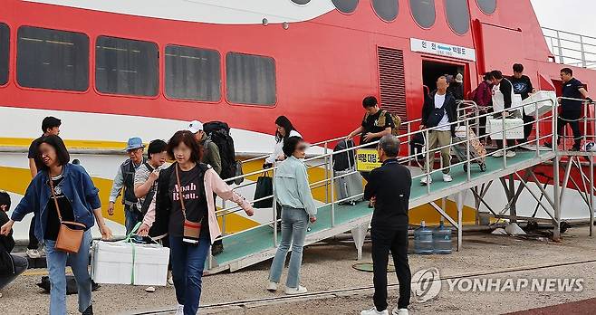 인천항 연안여객터미널에 도착한 귀경객들 (인천=연합뉴스) 임순석 기자 = 추석 연휴 마지막 날인 3일 오전 섬 지역 귀경객과 여행객들이 인천시 중구 인천항 연안여객터미널에 도착한 여객선에서 내리고 있다. 2023.10.3 soonseok02@yna.co.kr