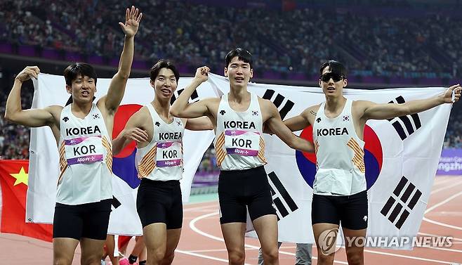 남자 400ｍ 계주, 동메달 획득 (항저우=연합뉴스) 이지은 기자 = 3일 중국 항저우 올림픽 스포츠센터에서 열린 2022 항저우 아시안게임 남자 400ｍ 계주 결선에서 동메달을 차지한 대한민국 김국영, 이정태, 고승환, 이재성이 태극기를 펼치고 기념촬영을 하고 있다. 2023.10.3 jieunlee@yna.co.kr