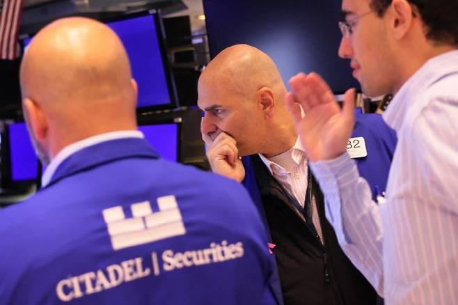 뉴욕증권거래소에서 트레이더들이 심각하게 모니터를 바라보고 있다. (사진=AFP)