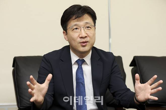 박지훈 한국산업기술기획평가원 전략기획단 PD가 이데일리와의 인터뷰에서 국내 디지털헬스케어 산업 내 투자 선순환고리가 만들어질 수 있도록 노력하고 있다는 말을 전하고 있다. [사진=이데일리 이영훈 기자]