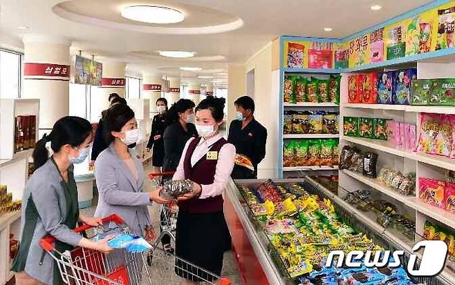 (평양 노동신문=뉴스1) = 북한 평양 송화거리 주민들이 상점을 이용하고 있다. [국내에서만 사용가능. 재배포 금지. DB 금지. For Use Only in the Republic of Korea. Redistribution Prohibited] rodongphoto@news1.kr