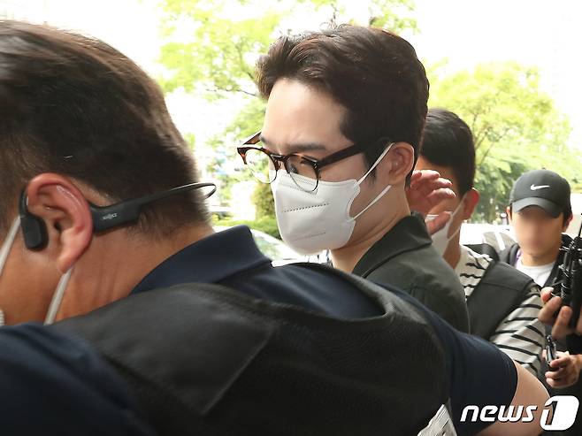 필로폰 투약 혐의를 받는 가수 남태현이 서울 마포구 서울서부지방법원에서 열린 구속전피의자심문(영장실질심사)을 마친 뒤 법원을 나서고 있다. 2023.5.18/뉴스1 ⓒ News1 김진환 기자