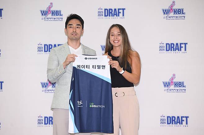 신한은행 구나단 감독과 케이티. 사진 | WKBL