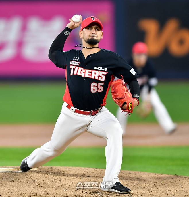 KIA 우완투수 산체스가 4일 수원KT위즈파크에서 열린 2023프로야구 KT위즈와 KIA타이거즈의 경기 더블헤더 2차전 선발역투하고 있다.  2023.10.04.  수원 | 강영조기자 kanjo@sportsseoul.com