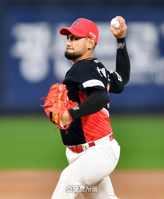 KIA 우완투수 산체스가 4일 수원KT위즈파크에서 열린 2023프로야구 KT위즈와 KIA타이거즈의 경기 더블헤더 2차전 선발역투하고 있다.  2023.10.04.  수원 | 강영조기자 kanjo@sportsseoul.com