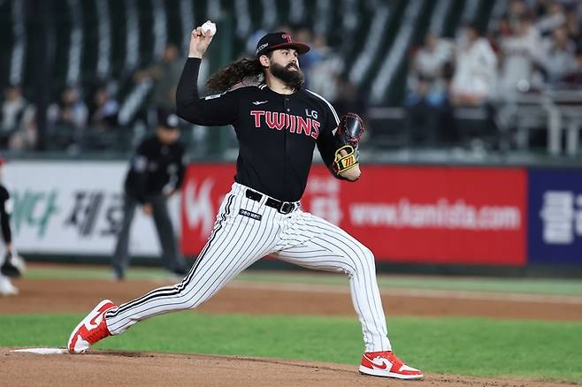 LG 선발 투수 켈리가 4일 사직 롯데전에서 호투하고 있다.  사진 | LG 트윈스