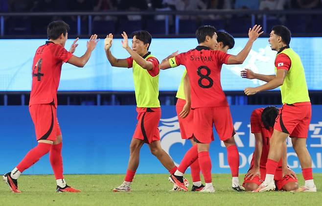 안게임 남자축구 4강전 대한민국과 우즈베키스탄의 경기에서 2-1로 승리를 거둔 대표팀 선수들이 기뻐하고 있다./연합뉴스